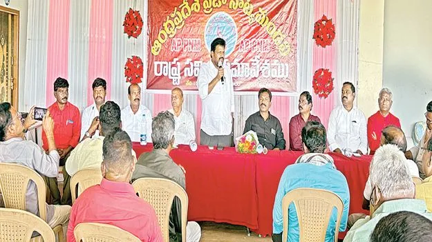నిరంకుశత్వంపై కళాకారులు గళమెత్తాలి 