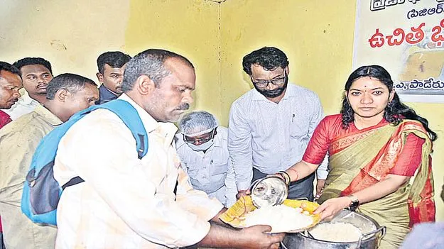 అర్జీదారులకు ఉచిత భోజనం  