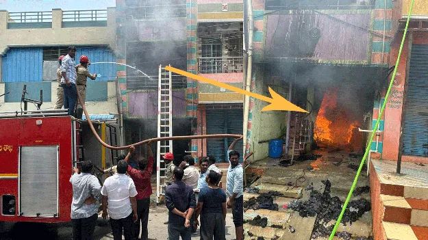 ఫర్నిచర్‌ దుకాణంలో అగ్నిప్రమాదం 