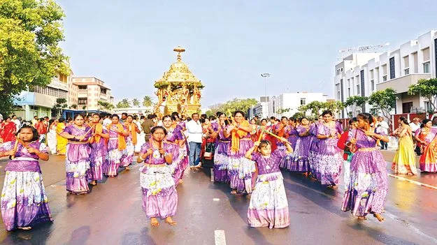 స్వర్ణరథంపై ఆది దంపతులు
