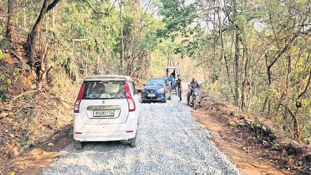 నత్తనడకన రహదారి నిర్మాణ పనులు