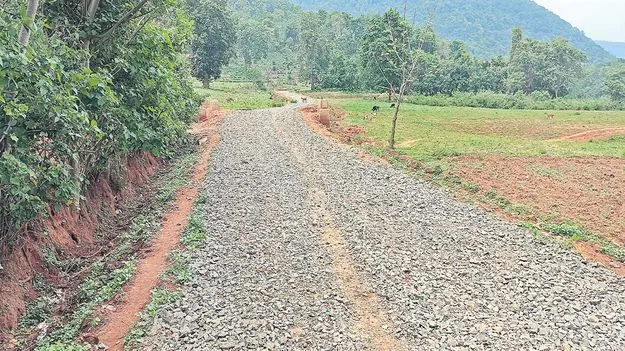 అసంపూర్తి దారితో అవస్థలు