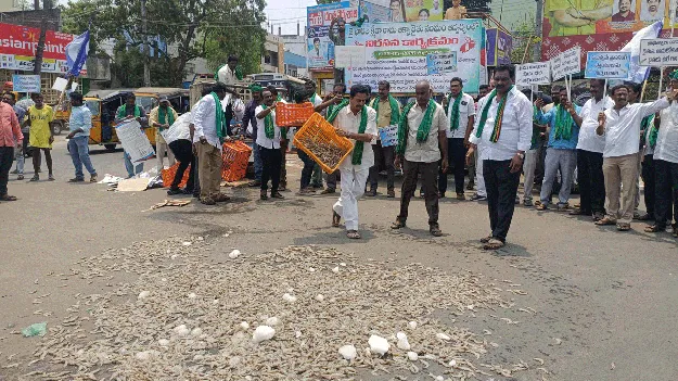 రొయ్య రైతులు రోడ్డెక్కారు..
