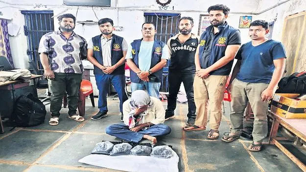 అరకులో 3.65 కిలోల లిక్విడ్‌ గంజాయి స్వాధీనం