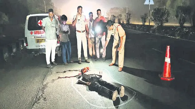 హైవేపై లారీ డ్రైవర్‌ హత్య?