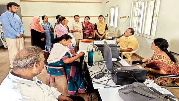 సేవల్లో నిర్లక్ష్యం తగదు