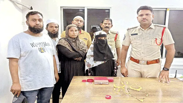 బాధితులకు నగలు అప్పగింత