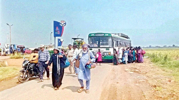 గ్రామానికి దూరంగా ఆర్టీసీ బస్సుల నిలిపివేత
