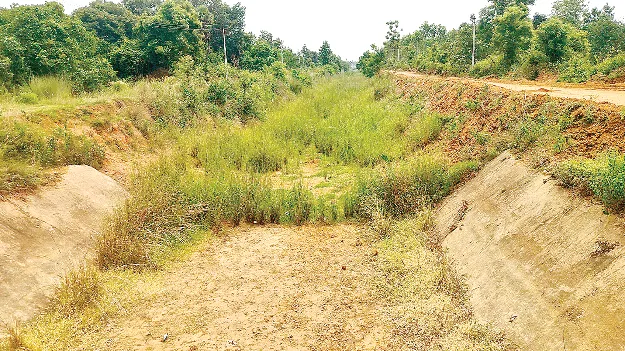 The water hasn't come yet. ఇంకా నీరు రాలే