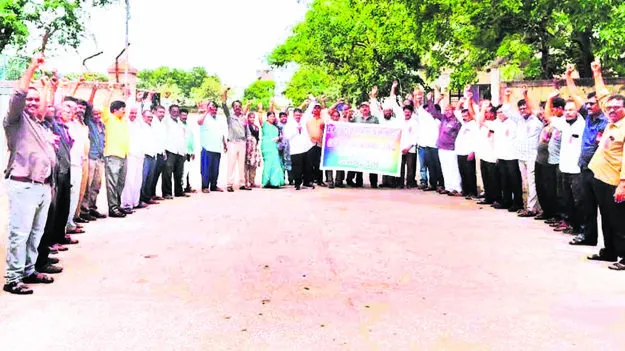 RTC: ఆర్టీసీ ఉద్యోగుల సమస్యలు పరిష్కరించాలి