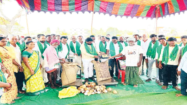 మొక్కజొన్న కొనుగోలు కేంద్రం ప్రారంభం