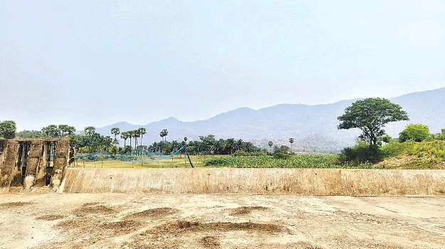 There is water.. but no one provides it. నీరుంది.. అందించేవారే లేరు