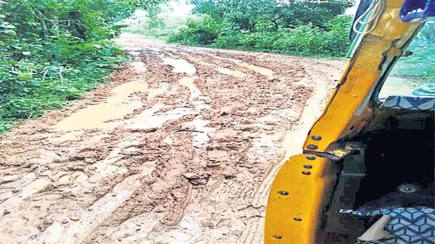 రోడ్డంతా బురద