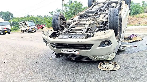 ట్రాక్టర్‌ను ఢీకొని పల్టీలుకొట్టిన కారు