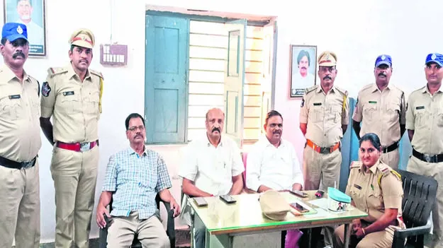 DC: ఎక్సైజ్‌ స్టేషన తనిఖీ