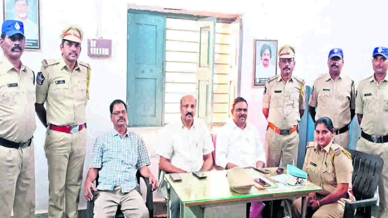 DC: ఎక్సైజ్‌ స్టేషన తనిఖీ