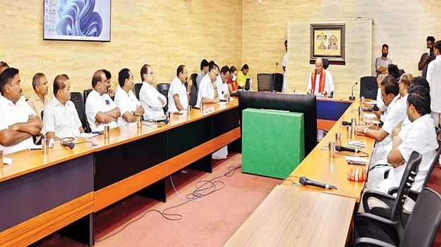 భక్తులు సంతృప్తి చెందాలి 