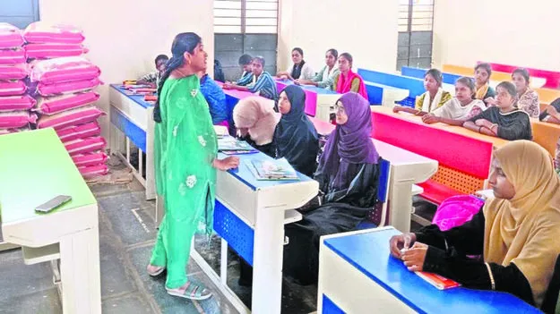COLLEGE: వేధిస్తున్న గదుల కొరత