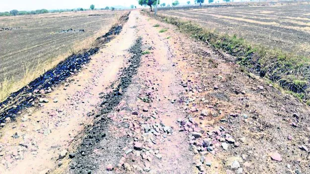 ROAD: అధ్వానంగా రోడ్డు