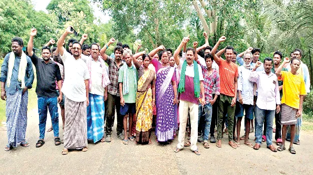 చేపల చెరువులను అప్పగించాలంటూ నిరసన