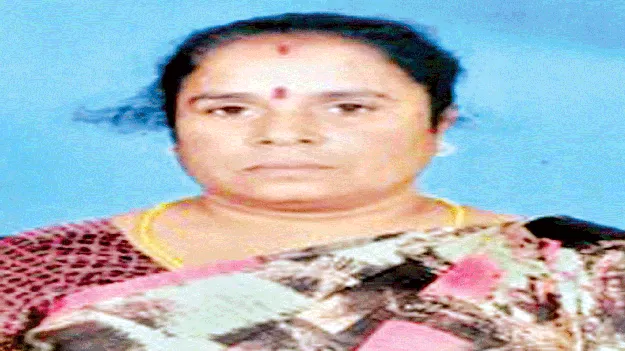 వంటపని ముగించుకొని వెళుతూ..