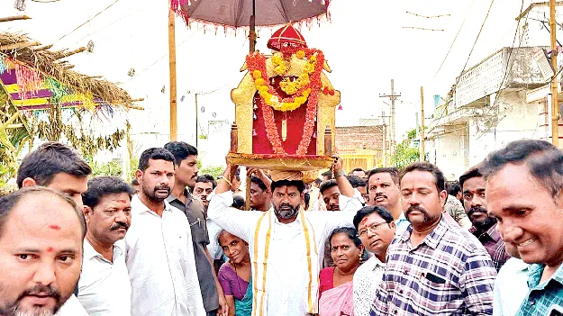 పాలజంగిడిని మోసిన ఎమ్మెల్యే