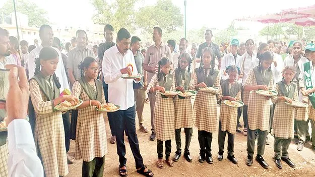 బడుల్లో సందడి
