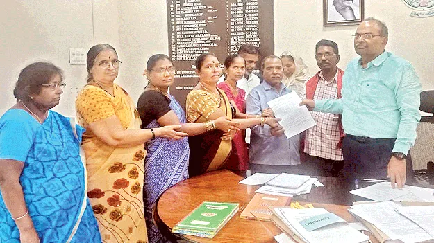 భోజన పథకాన్ని స్వచ్ఛంద సంస్థలకు ఇవ్వరాదు