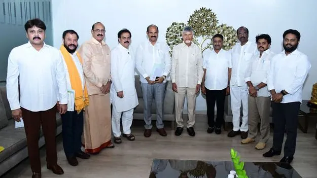 ప్రజలతోనే ఉండాలి