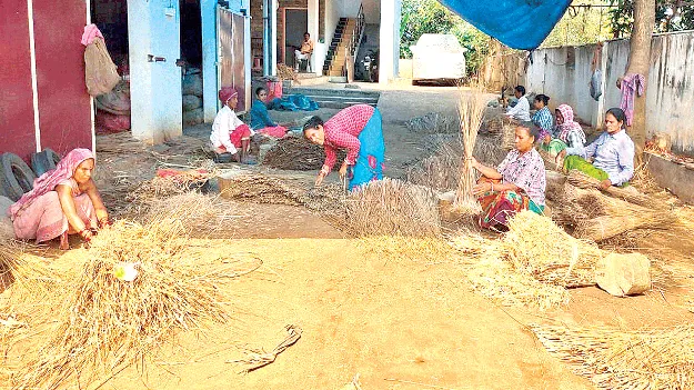 ఉపాధి కరువై.. బతుకు బరువై!