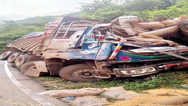 ఘాట్‌రోడ్డులో కొండను ఢీకొన్న లారీ