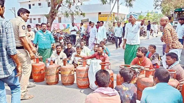 గ్యాస్‌ కోసం..