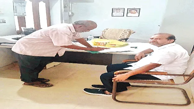 అధిక ధరలకు యూరియా విక్రయం