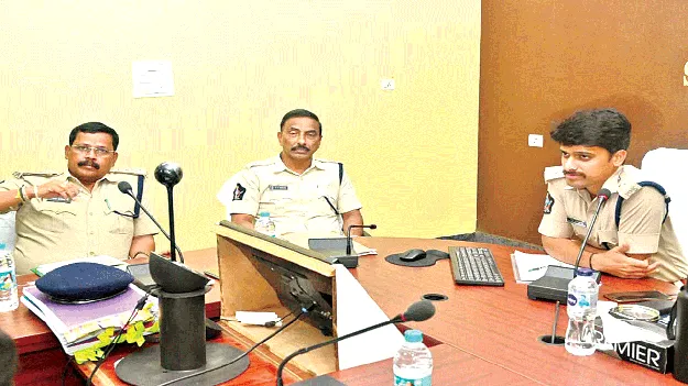 ఫిర్యాదులను పారదర్శకంగా పరిష్కరించాలి