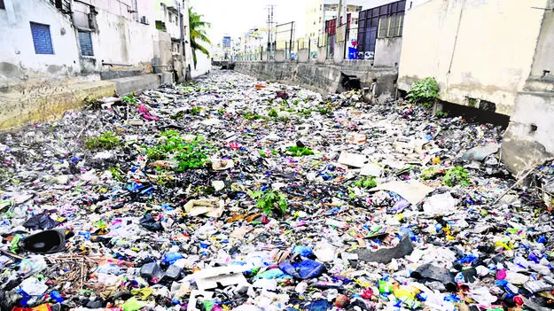 పారిశుధ్యంలో అవినీతి  కంపు