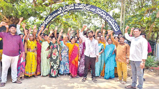   ఎకరాకు రెండు కోట్లు పరిహారం ఇవ్వాలి 