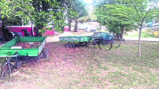 CARTS: చెత్త బండ్లు చెట్ల కిందే..!