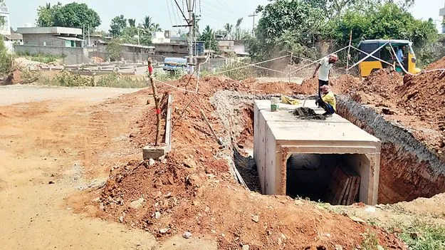 ఇళ్లలోకి వరదనీరు వచ్చేలా తూరల ఏర్పాటు..!