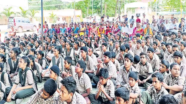 బడిలో పండుగ