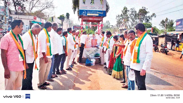 మోదీ చిత్ర పటానికి క్షీరాభిషేకం