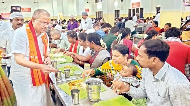 శ్రీగిరిపై భక్తుల సందడి