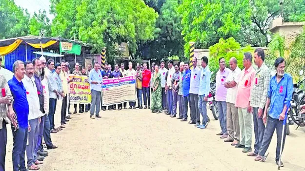 RTC: ఎలకి్ట్రకల్‌ బస్సులను ప్రైవేట్‌కు అప్పగించరాదు