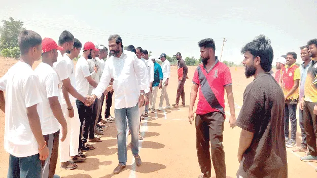 క్రీడాకారులను ప్రోత్సహించాలి