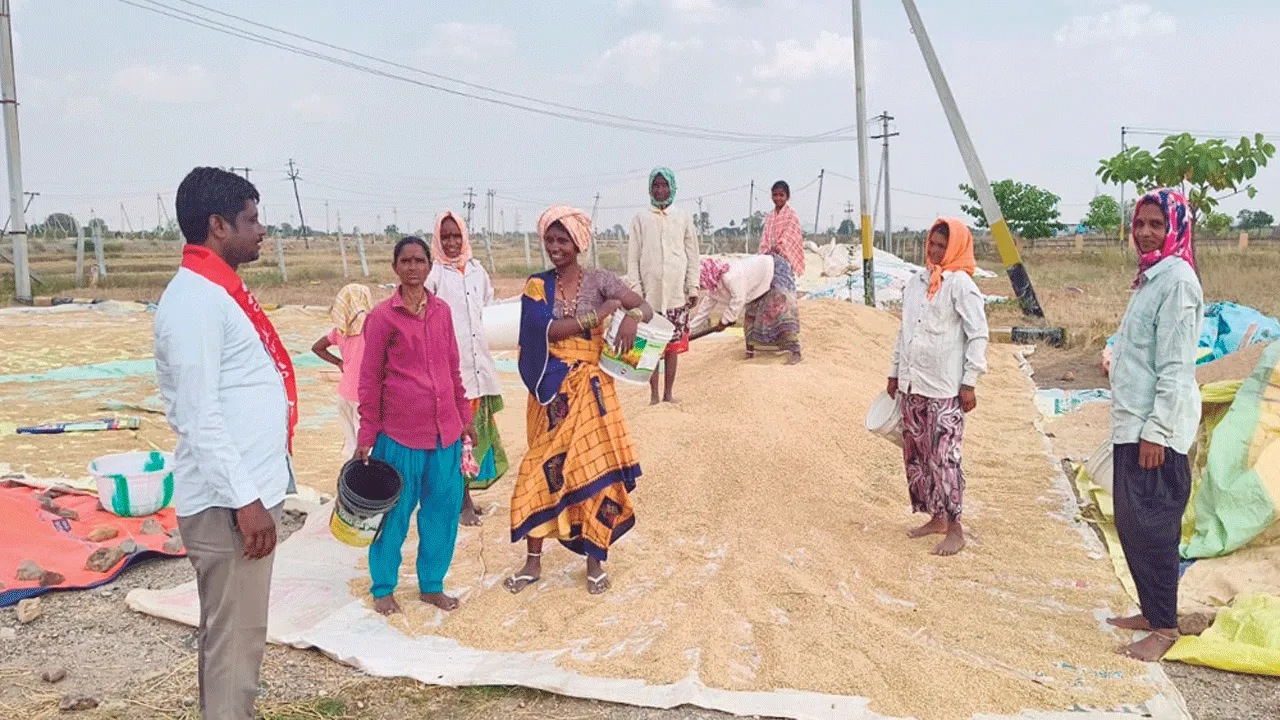 కొనుగోలు కేంద్రాల్లో దోపిడీ అరికట్టాలి