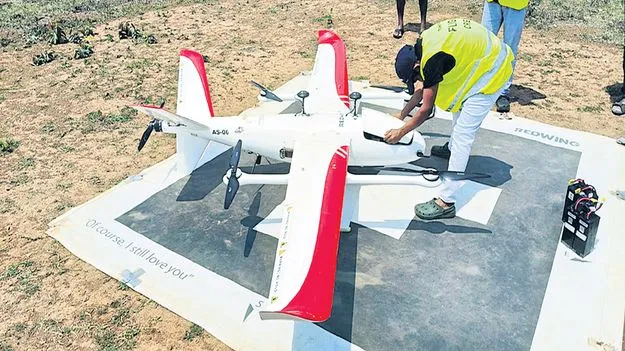 మందులను మోసుకొచ్చిన డ్రోన్‌