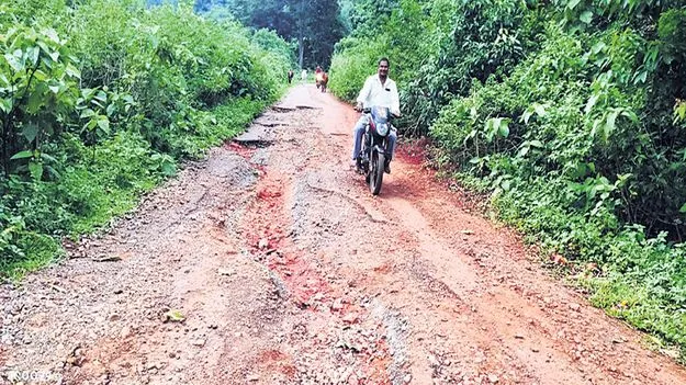 అధ్వాన దారిలో అవస్థల ప్రయాణం