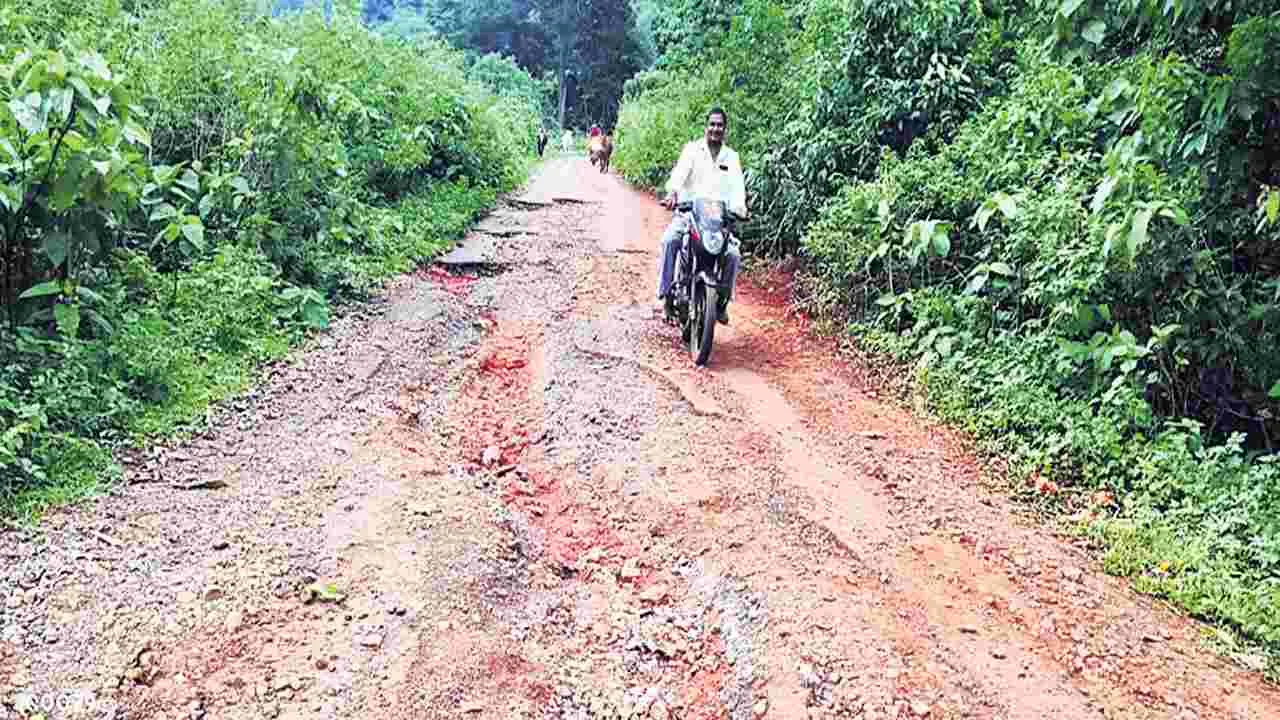 అధ్వాన దారిలో అవస్థల ప్రయాణం
