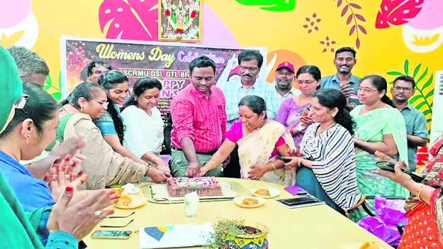 DEE: మహిళలు ధైర్యానికి మారుపేరుగా నిలవాలి 