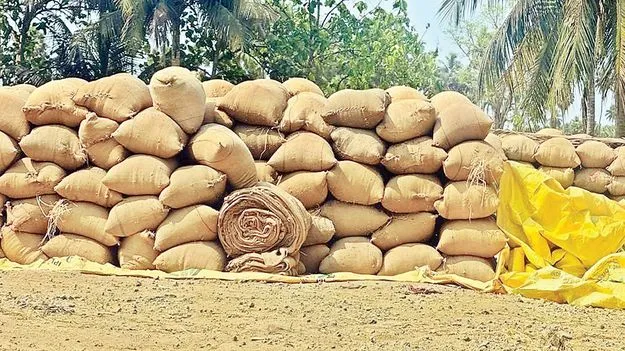 లారీలు ఎప్పుడొస్తాయో..?