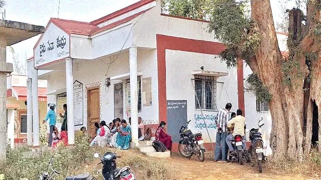 సేవలు అందుతాయని.. పనులు మానుకుని..